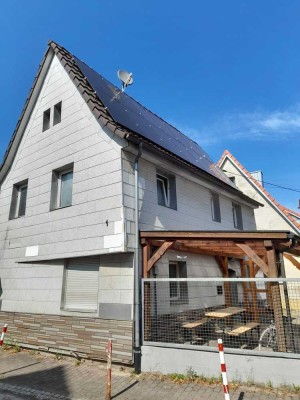 Bezugsfreies Einfamilienhaus mit Potenzial und Solaranlage