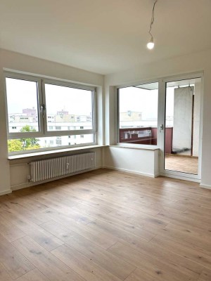 Neu renovierte & helle 2-Zimmer Wohnung im 7. OG mit Balkon in Germering