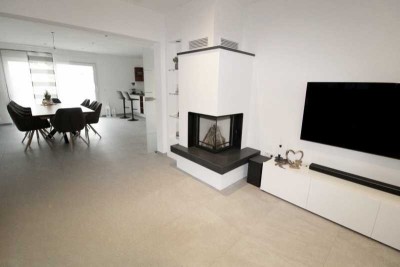 Exklusives, neuwertiges Architektenhaus mit Einliegerbereich und Weitblick in Buttenwiesen