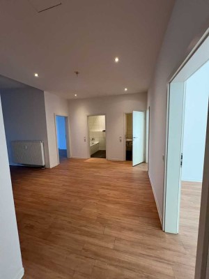 WG geeignete 3 Zimmer-Studentenwohnung inkl. Küche neben dem Rhein-Center! [VAC-16643]