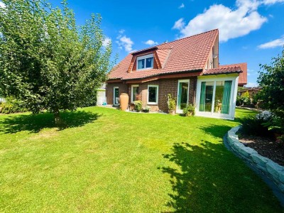Traumgarten! Freistehendes  Einfamilienhaus mit Gartenlounge, Garage und Carport!