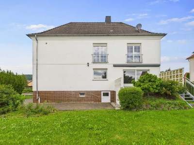 Zweifamilienhaus mit 2. Garagen und schön gelegenem Garten!