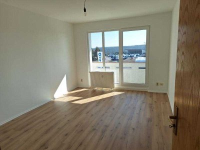 TOP- sanierte 2-R-Wohnung mit Balkon in Münchenbernsdorf zu mieten !