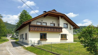 Sonnige Wohnidylle: Großzügiges Wohnhaus mit Ausblick &amp; Naturanschluss