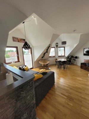 Schöne 3-Raum-Dachgeschosswohnung mit Balkon und Einbauküche