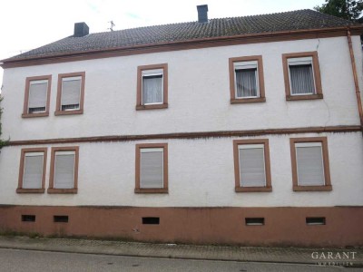 Bauernhaus mit Scheune, Nebengebäuden und großem Grundstück