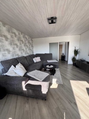 Hübsche 2,5 Raum Wohnung mit Loggia und Einbauküche