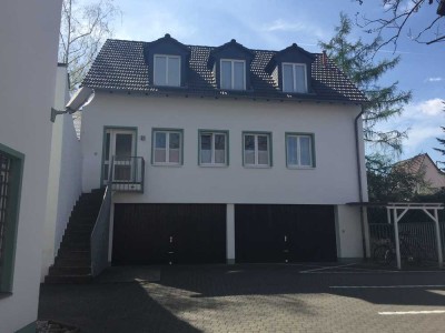 Zentral aber ruhig gelegenes Haus, 4 Zimmer, Balkon, kleiner Garten, Doppelgarage.