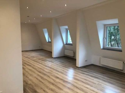 Großzügige, helle 3-3,5 Zi.-Maisonette Wohnung in zentraler Lage mit Stellplatz und Balkon