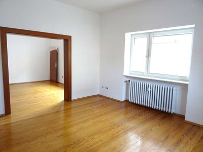 Helle 4 Zimmer Küche Bad Balkon mit Stellplatz und eigenem Gärtchen