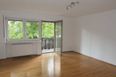 ** Sehr schön aufgeteilte, frisch renovierte 3-Zimmer-Wohnung mit neuem Bad und Südbalkon  **
