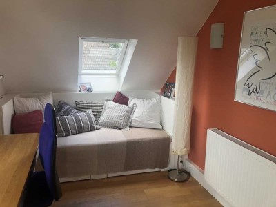 Helles, möbliertes Zimmer mit Balkon