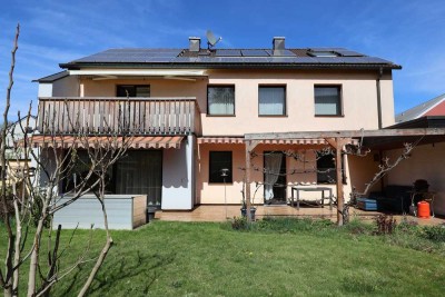 Freundliches Mehrgenerationenhaus mit 2 Wohneinheiten, Doppelgarage, Stellplatz und großem Garten