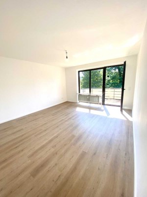Attraktive Kapitalanlage: Vermietete, renovierte 2-Zimmer-Wohnung mit Balkon, Parkblick & Stellplatz