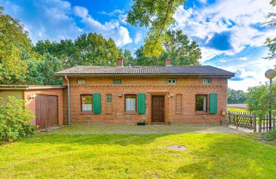 Ein Stück Geschichte: Landhaus in Alleinlage! Ca. 89m² Wfl., überd. Terrasse, auf ca. 2375m² Grdstk.