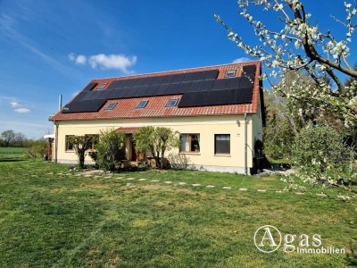 Modernisiertes Einfamilienhaus mit Photovoltaikanlage und Pool auf  großem Grundstück in Alleinlage