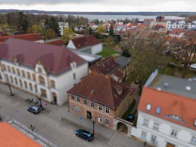 Beste Lage: Sanierungsbedürftiges Mehrfamilienhaus in bester Lage von Neustrelitz