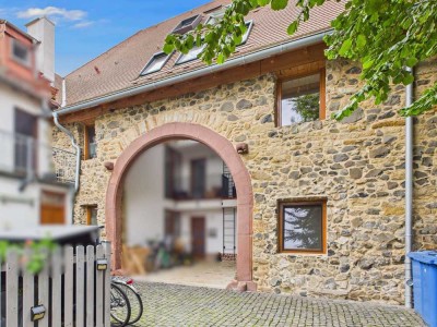 Außergewöhnliches Wohnen: Eigentumswohnung mit Reihenhauscharakter in umgebauter Scheune Stammheim