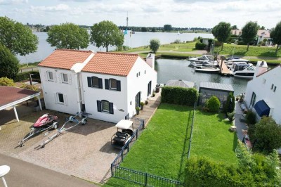 Ferienhaus mit Bootsanleger und Seeblick in Roermond (Holland-Oolderhuuske) zu verkaufen