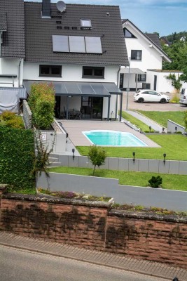 Schöne und gepflegte 5-Zimmer-Doppelhaushälfte mit gehobener Innenausstattung in Malsch