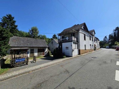 Anwesen mit 4 Häusern, ca. 269 m² Wohn- & ca. 188 m² Gewerbefläche auf 1.666 m² Grundstück
