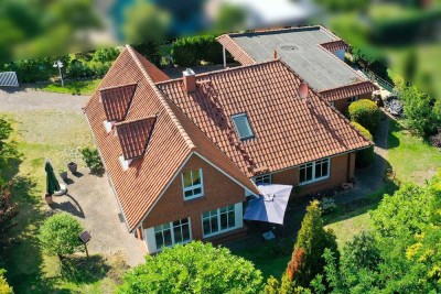 Rullstorf: Gepflegtes Architektenhaus Baujahr 2001 mit Garage und Carport in ruhigem Wohngebiet
