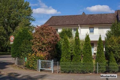 Wohn-/Geschäftshaus und Wohnhaus mit Nebengebäude