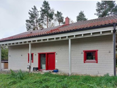 Komfortables Massivholzhaus mit großem Grundstück in ruhiger Lage/Wald und 5,5-Raum-Haus in Deining