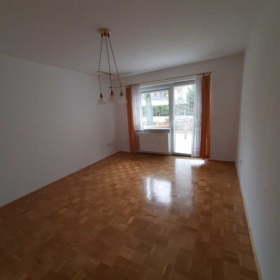 schöne  2,5 -Zimmer EG Wohnung mit kleiner Terrasse