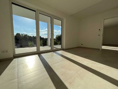Moderne 2-Zimmer Neubauwohnung mit Terrasse – inkl. EBK & Nebenkostenpauschale (Strom/Heizung)