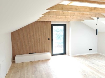 Erstbezug nach Sanierung: Exklusive 3,5-Raum-DG-Wohnung mit geh. Innenausstattung in Top-Lage