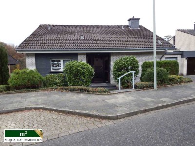 Toplage am Naturschutzgebiet: Großes Einfamilienhaus mit Einliegerwohnung und unverbaubarer Aussicht