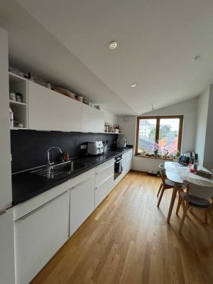 Moderne 3-Zimmer-Dachgeschosswohnung mit Süd-Balkon und TG-Stellplatz in Passau-Hals
