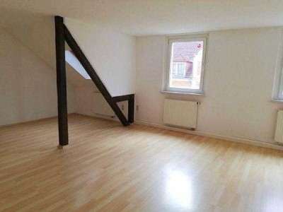Ab Dezember 2025: 2-Zimmer-Dachwohnung mit Laminatboden, sep. Küche und Bad mit Wanne + Dusche