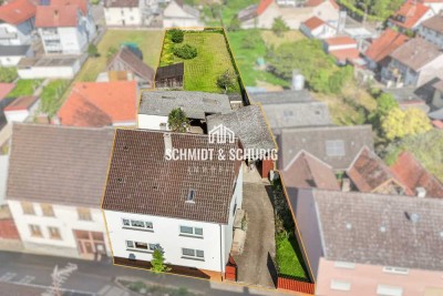 Zweifamilienhaus mit Dachausbaupotenzial und großem Gartengrundstück