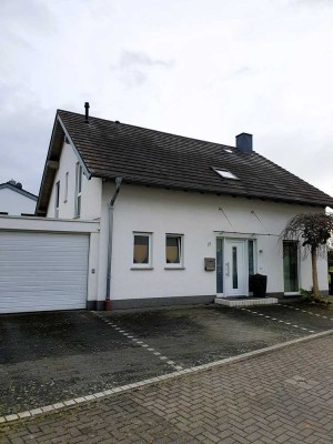 Freistehendes, modernes Einfamilienhaus mit Garten. Von Privat