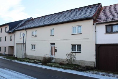 altes Bauernhaus mit großem Grundstück, Nebengelass und zwei Garagen