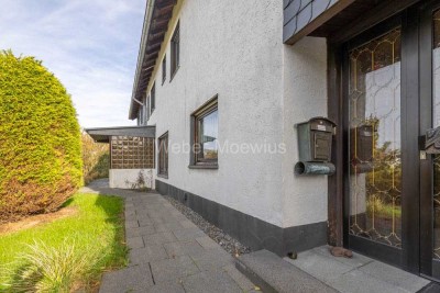 Attraktives EFH mit Einliegerwohnung, zwei Garagen, Garten und Photovoltaik-Anlage