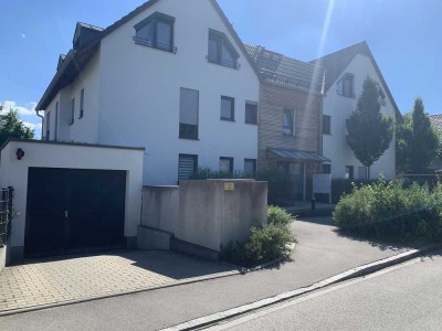 Neuwertige Wohnung mit dreieinhalb Zimmern sowie Balkon und Einbauküche in München