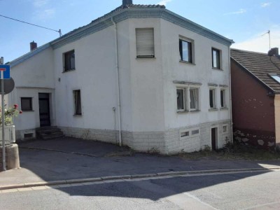 Teilweise renovierte, freistehende Immobilie mit 3 Wohnungen in Spiesen-Elversberg zu verkaufen