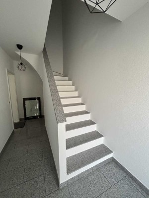 Schöne lichtdurchflutete Maisonette Wohnung mit EBK, Klimaanlage, 2 Balkone und FBH