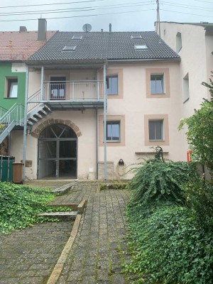 Charmant restauriertes Sandsteinhaus mit großzügiger 4-Zimmer-Wohnung