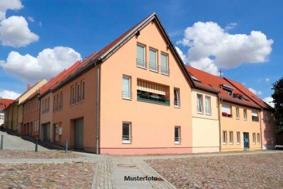 Mehrfamilienhaus mit Anbau und Garage