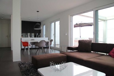 Stilvolle, möbilierte 3-Zimmer-Penthouse-Wohnung mit gehobener Innenausstattung Terrasse + EBK