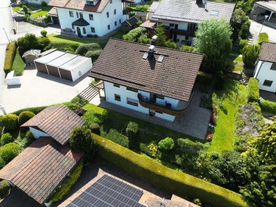 Zweifamilienhaus mit Einliegerwohnung, 3 Garagen und tollem Garten