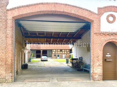 PLATZ FÜR INDIVIDUELLES WOHNEN - teilsanierter Vierseitenhof mit großem Wohnhaus in Beelitz
