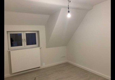 Vollständig renovierte 4-Raum-Wohnung mit Balkon und Einbauküche in Bad Arolsen