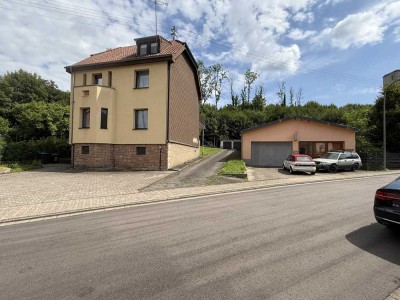 Wohnen & Arbeiten vereint – Zweifamilienhaus mit vielseitiger Gewerbeeinheit