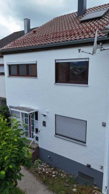 Attraktives und vollständig renoviertes 5-Raum-Reihenmittelhaus mit EBK in Heiningen