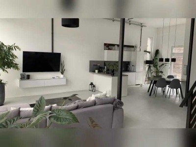 Traumhafte Loft-Wohnung mit luxuriöser Innenausstattung mit EBK sowie Garten und Balkon in Köln Eil